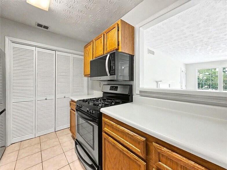 Building Photo - 1702 Country Park Dr
