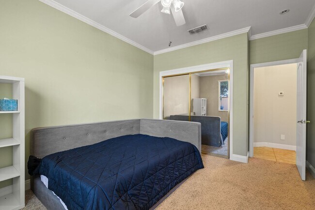 Building Photo - CLEAN 3 BEDROOM / 2 BATHROOM IN SEVEN OAK!...
