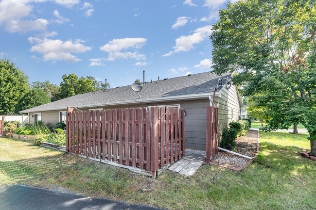 Building Photo - 2 Bed | 1 Bath Updated One Level Home