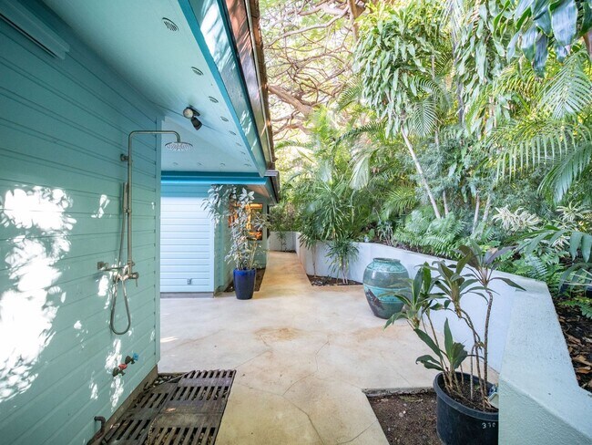 Building Photo - Beautiful Furnished, 2 Bed, 3 Bath, Gated ...