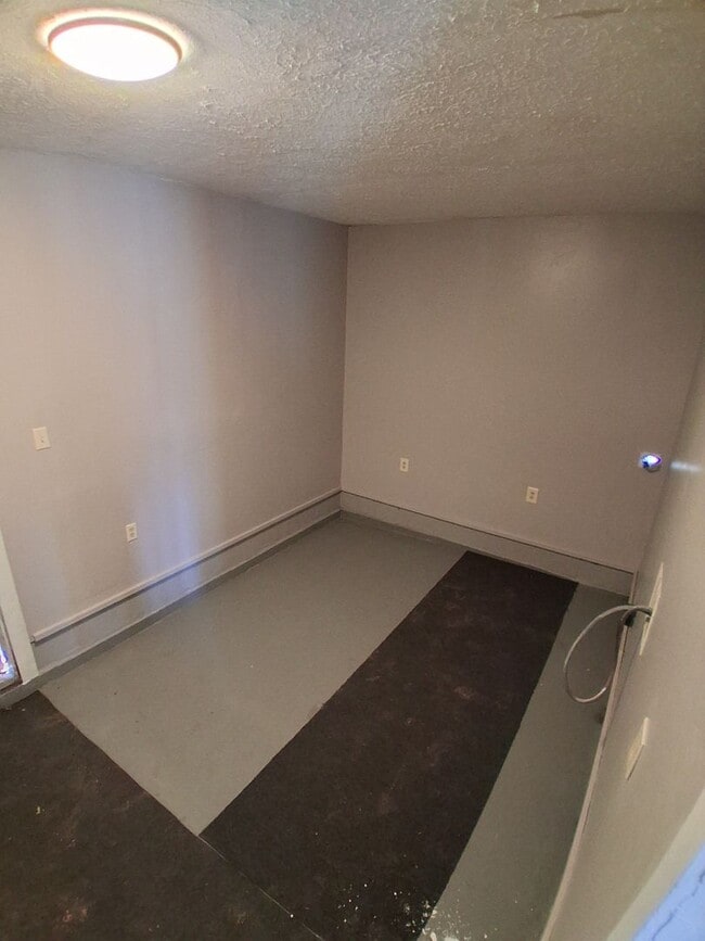 Building Photo - Updated 3 Bed, 1 Bath in Dayton close to everything