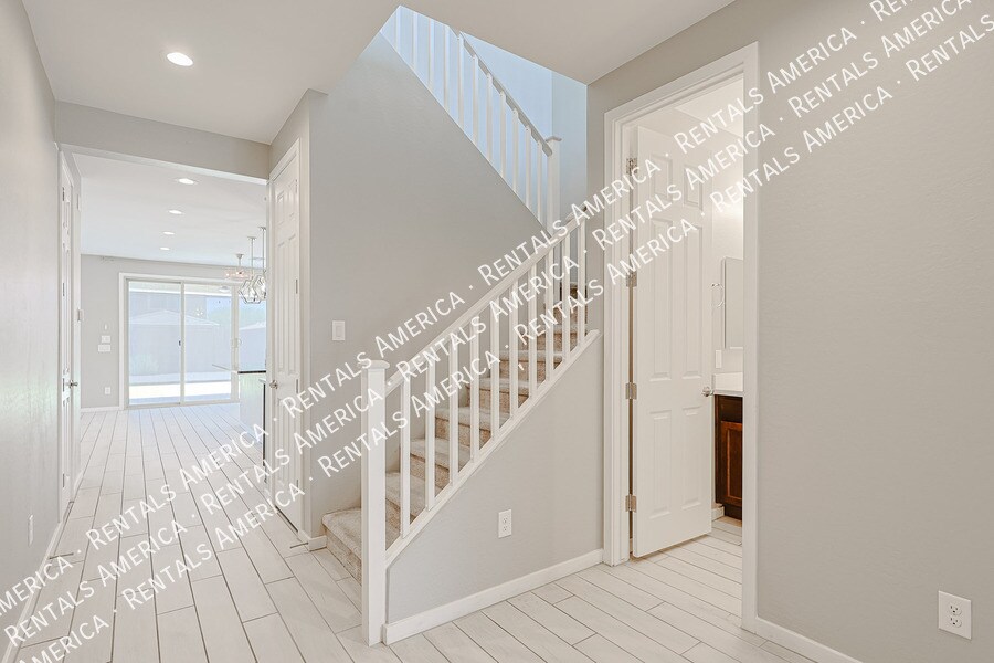 Building Photo - 15713 W Woodlands Ave