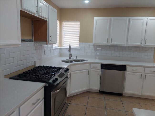 Building Photo - 4 BEDROOM 3 BATHROOM HOME! fully remodeled...