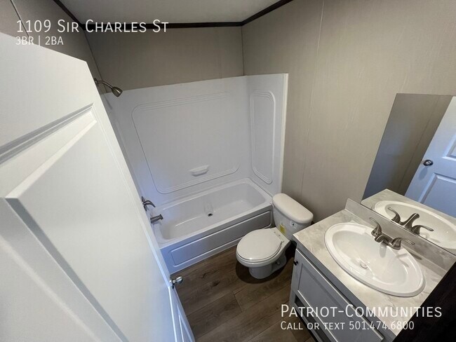 Building Photo - 1109 Sir Charles St