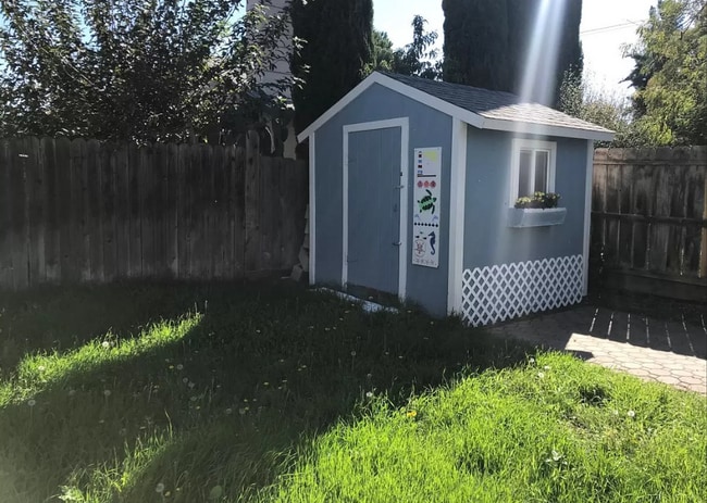 Building Photo - Close to freeway and shopping