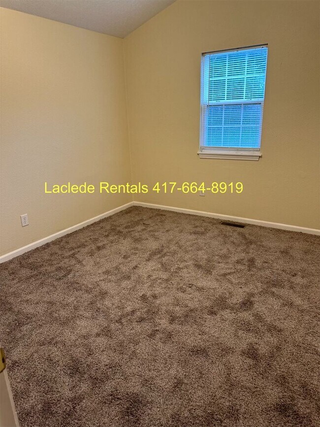 Building Photo - 3 Bedroom 2 Bathroom Duplex