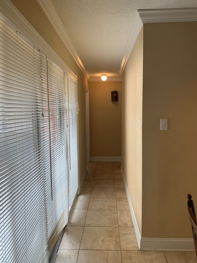 Building Photo - Metairie 3 Bedroom with Spacious Rooms and...