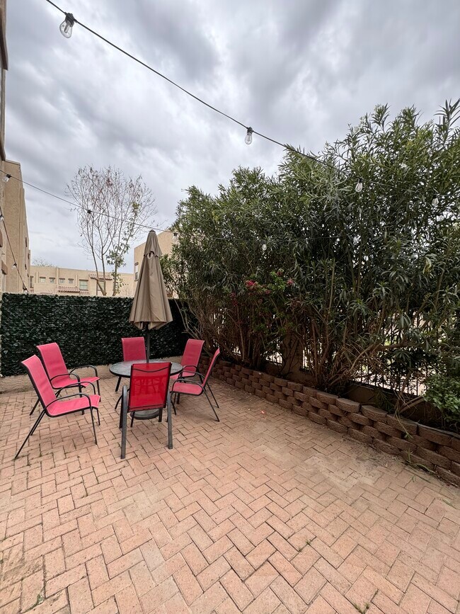 Patio - 1886 E Don Carlos Ave