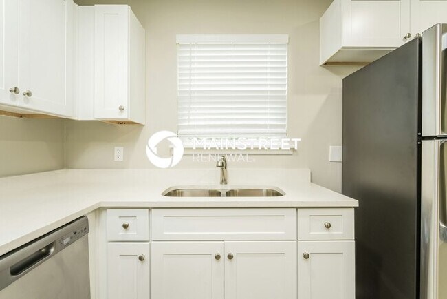 Building Photo - 4 Bedroom Pet-Friendly Home in COVINGTON, GA with Main Street Renewal