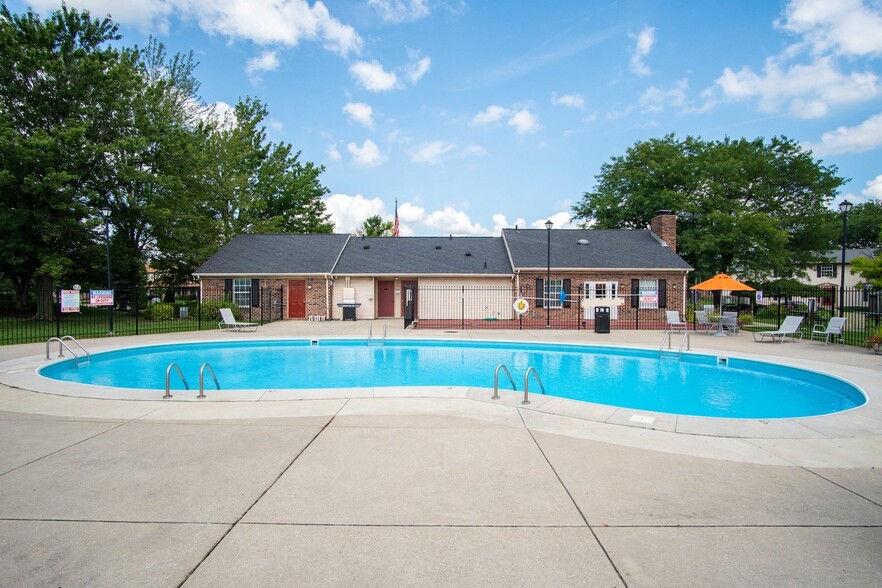 Swimming Pool at Briarwood Toledo Apartments - Briarwood of Toledo