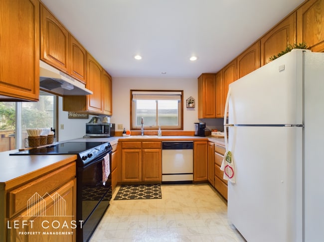 Building Photo - 890 SW 7th St