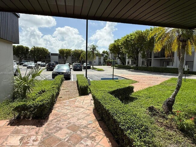 Building Photo - 10405 N Kendall Dr