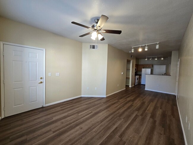 Building Photo - 1 bed, 1 bath condo with 2 car garage!!!
