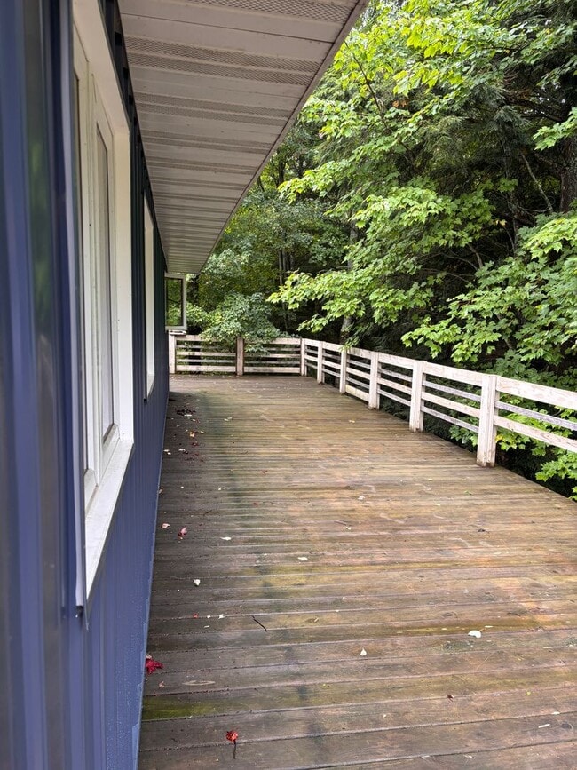 Building Photo - Peaceful Retreat 10 Acres - 20 min to Mqt