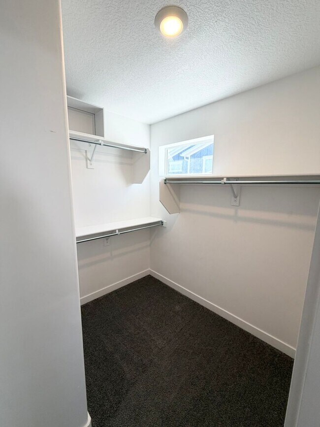 Building Photo - 3 Bedroom /2.5 Bathroom townhouse in Kearns