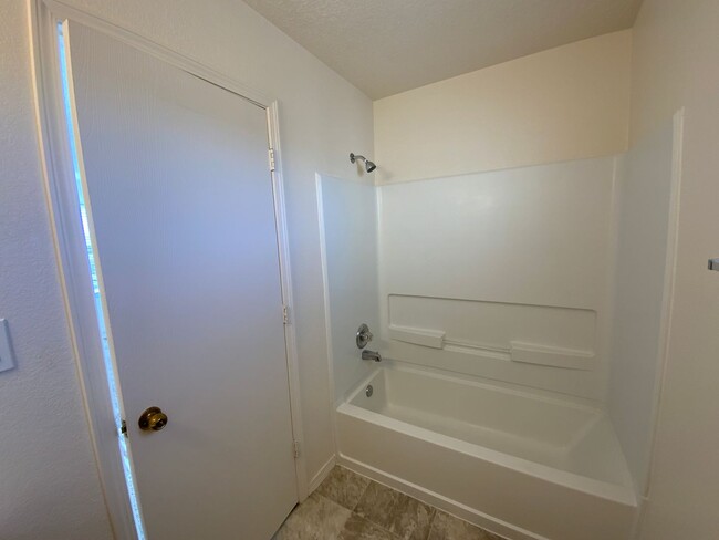 Building Photo - 3 Bedroom Home Near Unser Blvd SW & Tower ...