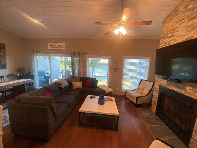 Building Photo - 502 Harbor Dr