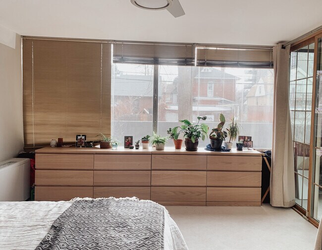 Building Photo - 1050 N Corona St