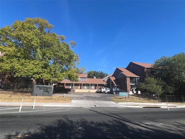 Building Photo - 1840 Burton Dr