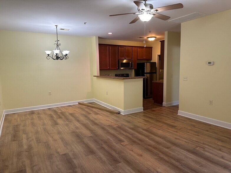 Building Photo - 4844 Bevendean Dr