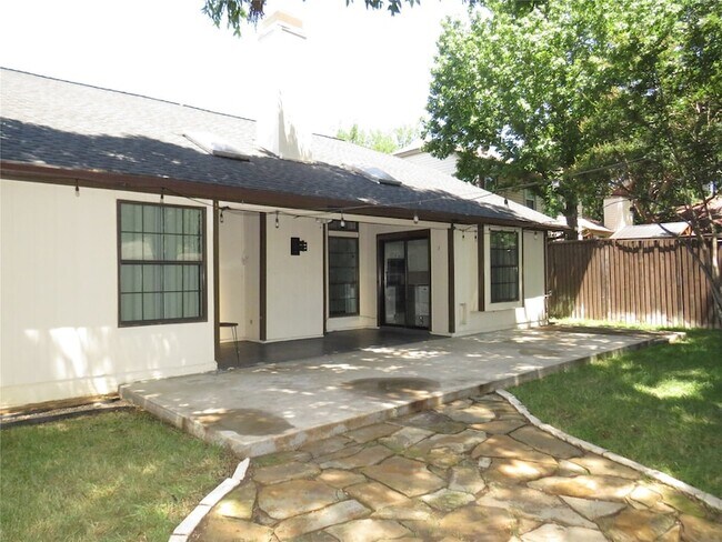 Building Photo - 2308 Crestmeadow St