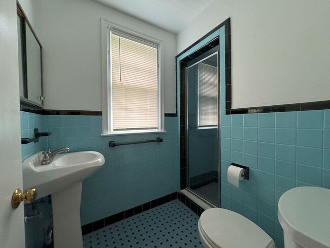Building Photo - Renovated home, central air, stainless appliances, Radnor SD, Walk to Villanova, small dogs ok......