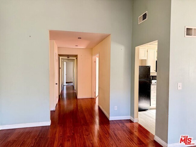 Building Photo - 6716 Clybourn Ave