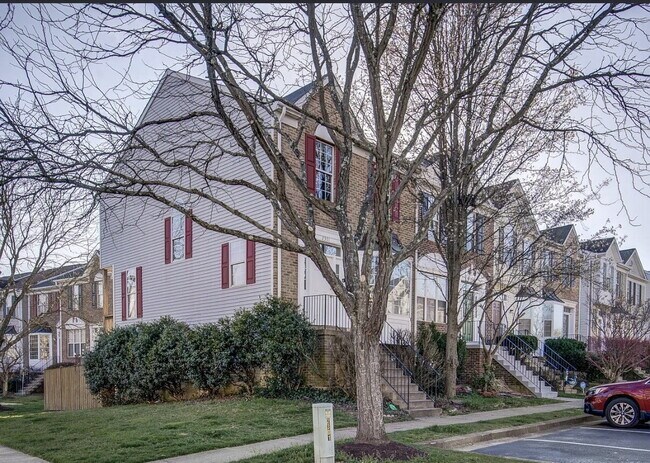 Building Photo - 4BD/3.5BA:  Spacious End Unit, Brick Townhome at the Knolls in Crofton.