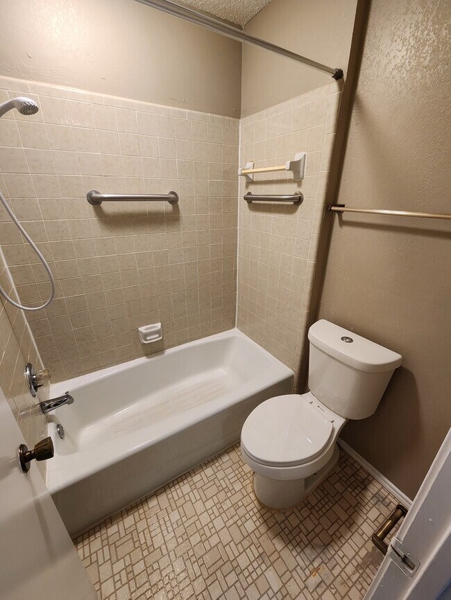 Building Photo - 3 bed 2 bath 2 car garage!