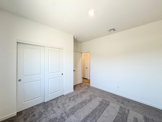 Building Photo - 634 W Red Hawk Ct