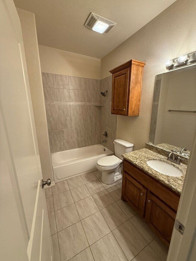 Building Photo - 1208 Country Club Rd