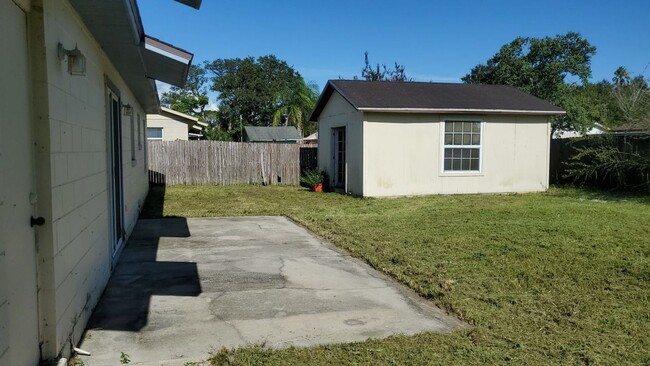 Building Photo - Conveniently Located 3 Bedroom Home Minute...