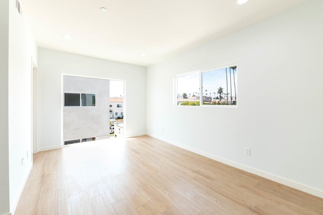 Building Photo - 756 N Ridgewood Pl