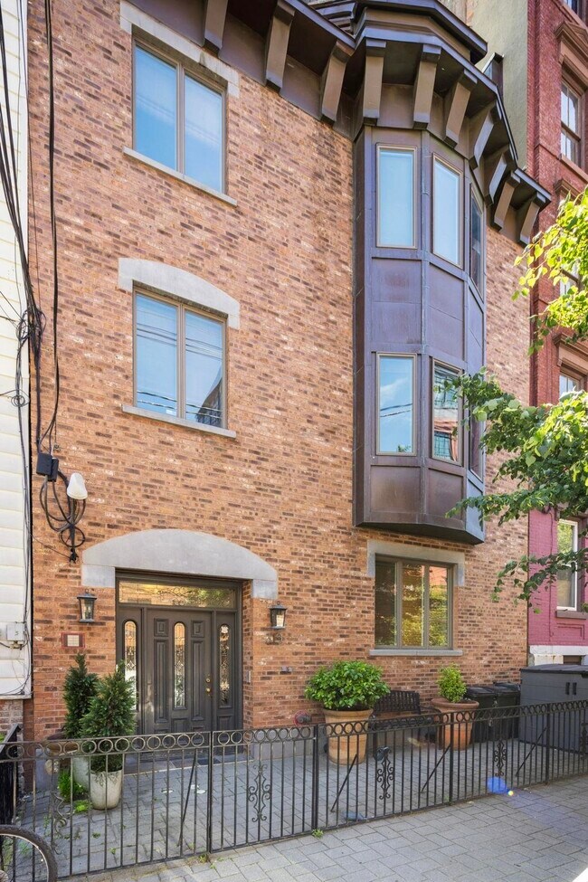 Building Photo - 319 Grand St