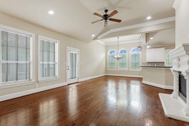 Building Photo - Luxury Highland Park Condo with gas and water