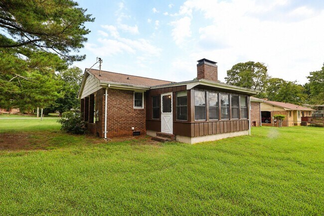 Building Photo - 3750 Robinson Dr