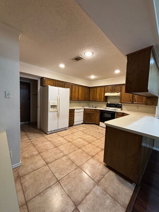 Building Photo - 6008-6010 Shelton St