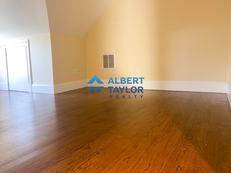 Building Photo - 19 Parker Hill Ave