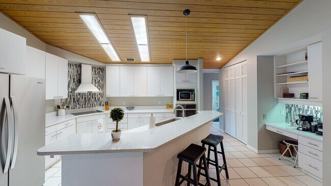 Building Photo - LOOK!  Park Avenue- 4 Bedroom/3 Bath - BEAUTIFUL!