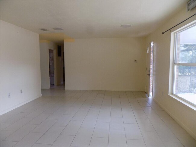 Building Photo - 1724 NW 39th Ave