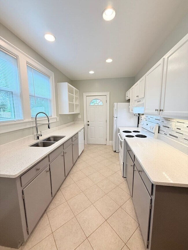 Building Photo - Spacious 2BR/1BA downstairs apartment in 2...
