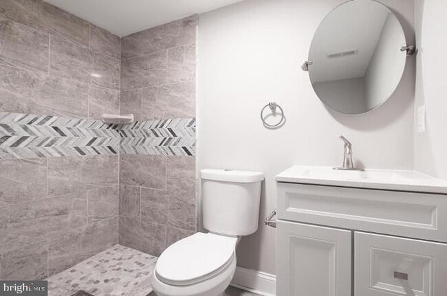 Building Photo - 2624 Llewelyn Ave