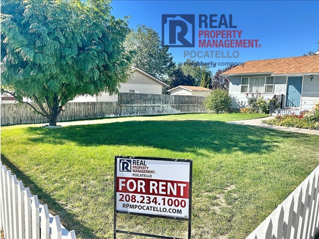 Building Photo - 4 Bedroom 2 Bath - 2 Car Garage House - Do...