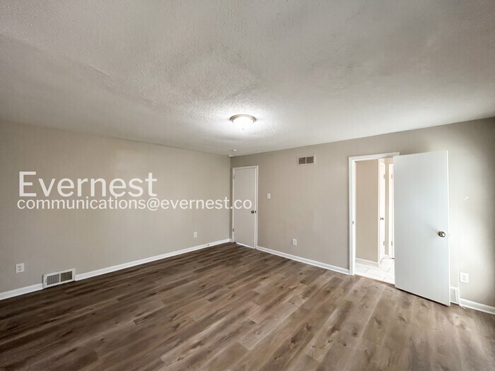 Building Photo - 3333 Leschallas Dr