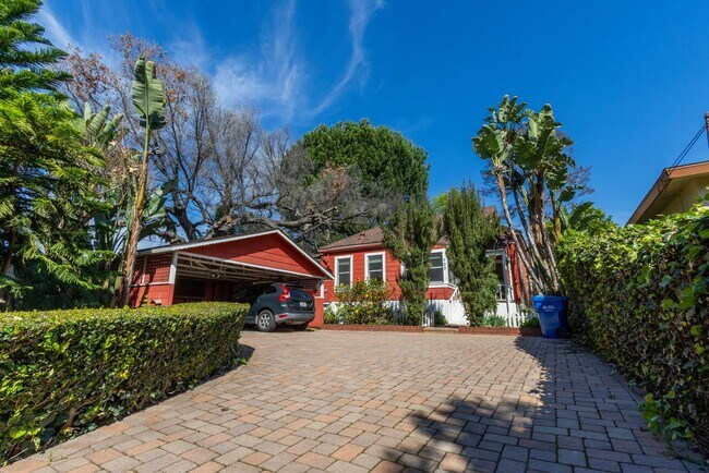 Building Photo - 703 Manzanita Ave