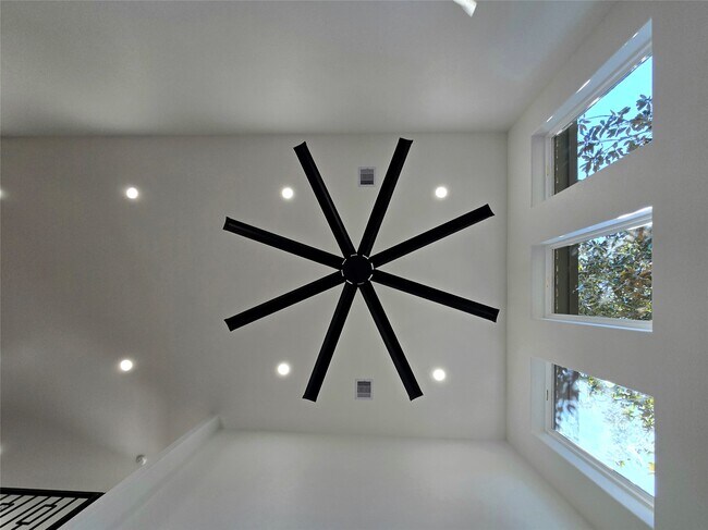 Building Photo - 14811 Wallach Dr