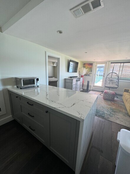 Building Photo - 686 Port Dr