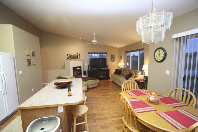 Building Photo - Beautiful 3 Bedroom South Anchorage Condo!