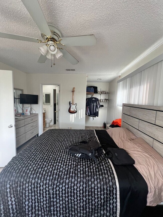 Building Photo - Updated 5 bedroom 3 bathroom house w/ HUGE YARD