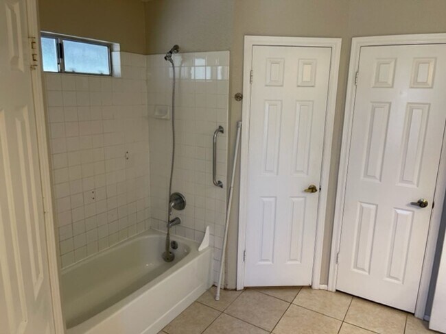 Building Photo - Phoenix 3 Bed, 2 Bath Home with Single Story